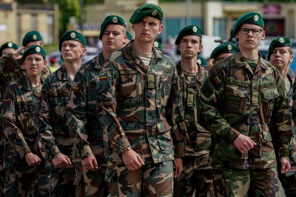 Военнослужащие во время парада в рамках военных учений Удар короля 2017 в Литве Военнослужащие во время парада в рамках военных учений Удар короля 2017 в Литве
