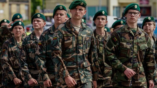 Военнослужащие во время парада в рамках военных учений Удар короля 2017 в Литве Военнослужащие во время парада в рамках военных учений Удар короля 2017 в Литве