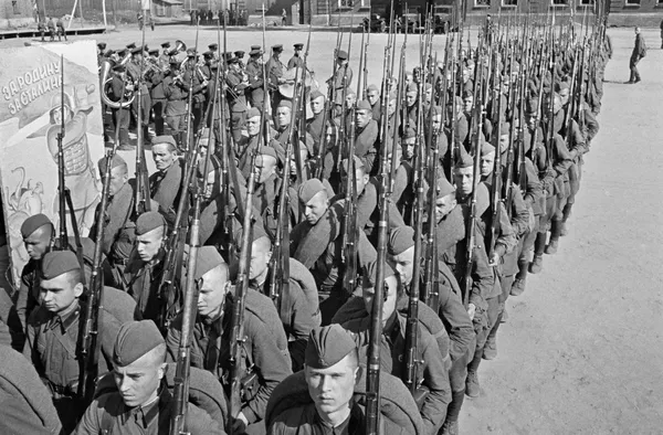 Мобилизация. Колонны бойцов движутся на фронт. Москва, 23 июня 1941 года Мобилизация. Колонны бойцов движутся на фронт. Москва, 23 июня 1941 года
