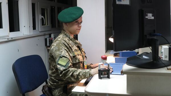 Сотрудница пограничной службы Украины на международном пункте пропуска Сотрудница пограничной службы Украины на международном пункте пропуска