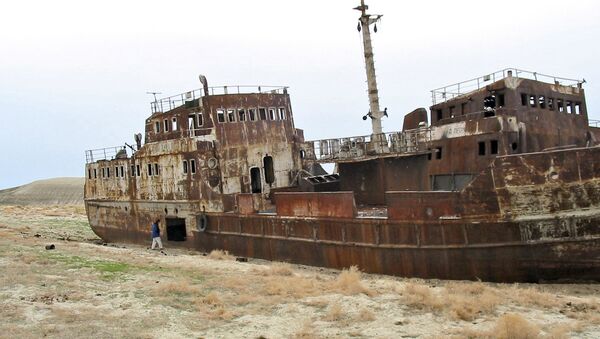 Корабль на высохшем дне Аральского моря. Архивное фото Корабль на высохшем дне Аральского моря. Архивное фото