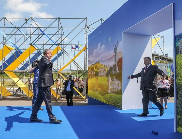 Президент Украины Петр Порошенко на церемонии по случаю начала действия безвизового режима с Евросоюзом 