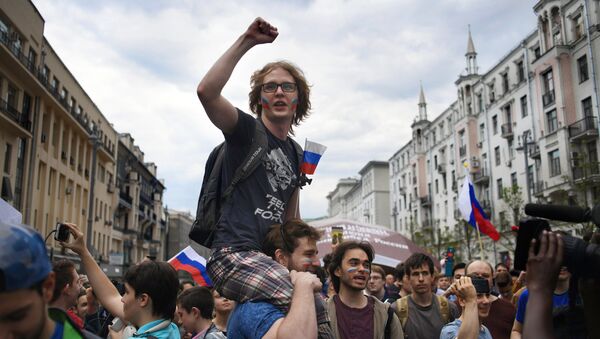 Люди на Тверской улице во время празднования Дня России в Москве. 12 июня 2017 Люди на Тверской улице во время празднования Дня России в Москве. 12 июня 2017