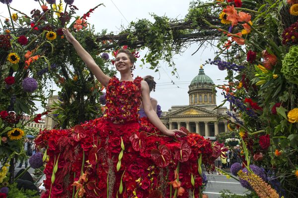 Участница фестиваля цветов в рамках празднования Дня России в Санкт-Петербурге. 12 июня 2017 Участница фестиваля цветов в рамках празднования Дня России в Санкт-Петербурге. 12 июня 2017