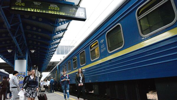 Пассажиры на перроне Центрального железнодорожного вокзала в Киеве Пассажиры на перроне Центрального железнодорожного вокзала в Киеве