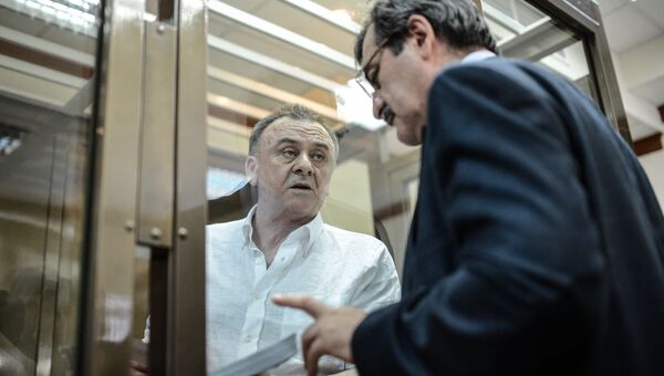 Один из обвиняемых в убийстве обозревателя Новой газеты Анны Политковской Лом-Али Гайтукаев (слева) Один из обвиняемых в убийстве обозревателя Новой газеты Анны Политковской Лом-Али Гайтукаев (слева)