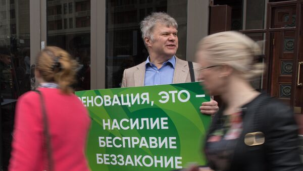 Глава московского отделения партии Яблоко Сергей Митрохин у здания Государственной Думы РФ во время стихийной акции против реновации Глава московского отделения партии Яблоко Сергей Митрохин у здания Государственной Думы РФ во время стихийной акции против реновации