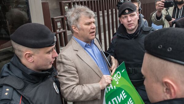 Глава московского отделения партии Яблоко Сергей Митрохин у здания Государственной Думы РФ во время стихийной акции против реновации Глава московского отделения партии Яблоко Сергей Митрохин у здания Государственной Думы РФ во время стихийной акции против реновации