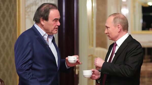 Президент РФ Владимир Путин и американский кинорежиссер Оливер Стоун во время интервью Президент РФ Владимир Путин и американский кинорежиссер Оливер Стоун во время интервью