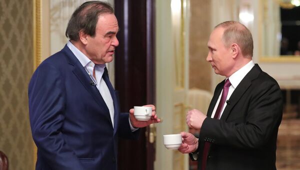 Президент РФ Владимир Путин и американский кинорежиссер Оливер Стоун во время интервью Президент РФ Владимир Путин и американский кинорежиссер Оливер Стоун во время интервью