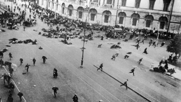 Расстрел войсками Временного правительства мирной демонстрации рабочих, солдат и матросов, проходившей под лозунгом Вся власть Советам. 1917 год Расстрел войсками Временного правительства мирной демонстрации рабочих, солдат и матросов, проходившей под лозунгом Вся власть Советам. 1917 год