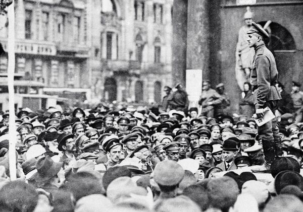 Участники митинга у Аничкова дворца. 1917 год Участники митинга у Аничкова дворца. 1917 год