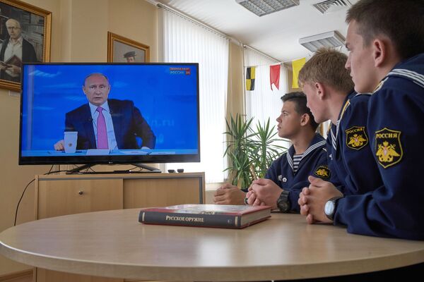 Курсанты Севастопольского президентского кадетского училища смотрят трансляцию Прямой линии с Владимиром Путиным. 15 июня 2017 Курсанты Севастопольского президентского кадетского училища смотрят трансляцию Прямой линии с Владимиром Путиным. 15 июня 2017