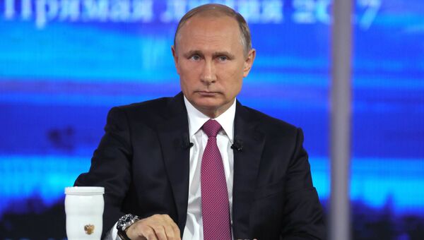 Президент РФ Владимир Путин во время ежегодной Прямой линии. 15 июня 2017 Президент РФ Владимир Путин во время ежегодной Прямой линии. 15 июня 2017