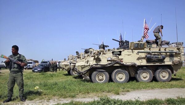 Военные США занимают позиции в деревне Дарбасия, Сирия Военные США занимают позиции в деревне Дарбасия, Сирия