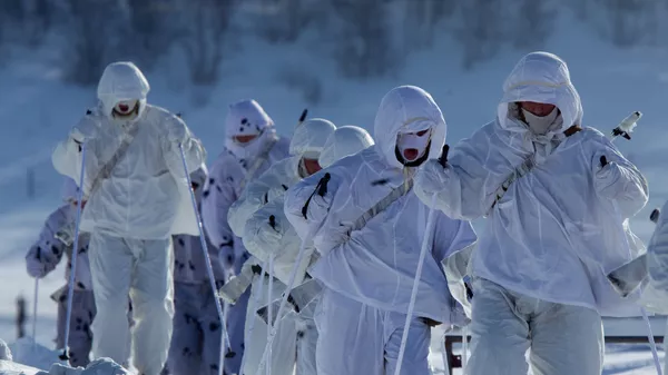 Военнослужащие 61-го отдельного полка морской пехоты Северного флота во время марш-броска