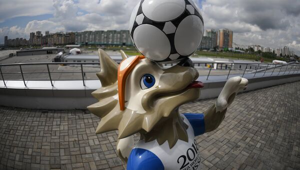 Фигура официального талисмана чемпионата мира по футболу 2018 и Кубка конфедераций 2017 волка Забиваки в Казани. Архивное фото Фигура официального талисмана чемпионата мира по футболу 2018 и Кубка конфедераций 2017 волка Забиваки в Казани. Архивное фото