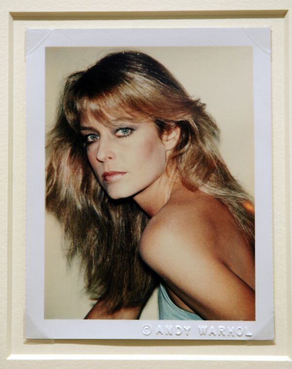 Портрет Фарры Фосетт снятый на Polaroid Энди Уорхолом на аукционе Sotheby's в Нью-Йорке Портрет Фарры Фосетт снятый на Polaroid Энди Уорхолом на аукционе Sotheby's в Нью-Йорке