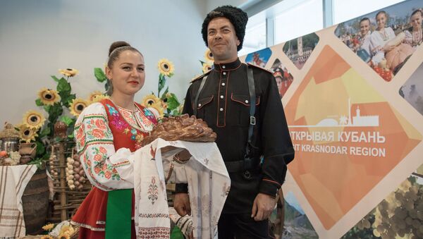 Представители кубанского казачества в пресс-центре для не аккредитованных журналистов Кубка конфедераций FIFA 2017 в Сочи. Архивное фото Представители кубанского казачества в пресс-центре для не аккредитованных журналистов Кубка конфедераций FIFA 2017 в Сочи. Архивное фото