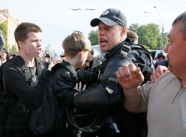 Полиция блокирует протестующих против ЛГБТ во время марша равенства в Киеве. 18 июня 2017 Полиция блокирует протестующих против ЛГБТ во время марша равенства в Киеве. 18 июня 2017