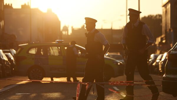 Полиция работает на месте наезда фургона на толпу людей в Лондоне. 19.06.2017 Полиция работает на месте наезда фургона на толпу людей в Лондоне. 19.06.2017