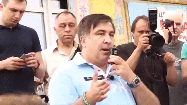 Саакашвили облили зеленкой в Кривом роге Саакашвили облили зеленкой в Кривом роге