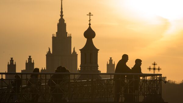 Здание Московского государственного университета имени М.В. Ломоносова и колокольня Андреевского ставропигиального мужского монастыря Здание Московского государственного университета имени М.В. Ломоносова и колокольня Андреевского ставропигиального мужского монастыря