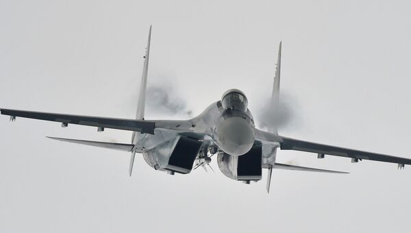 Многоцелевой сверхманевренный истребитель Су-35 во время демонстрационного полета Многоцелевой сверхманевренный истребитель Су-35 во время демонстрационного полета