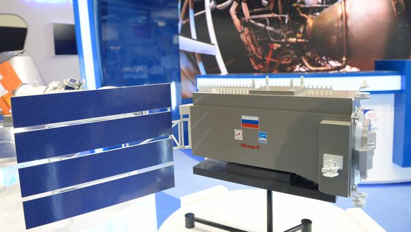 Российский радиолокационный спутник Обзор-Р в павильоне Роскосмоса на Международном авиасалоне Ле Бурже - 2017 во Франции Российский радиолокационный спутник Обзор-Р в павильоне Роскосмоса на Международном авиасалоне Ле Бурже - 2017 во Франции