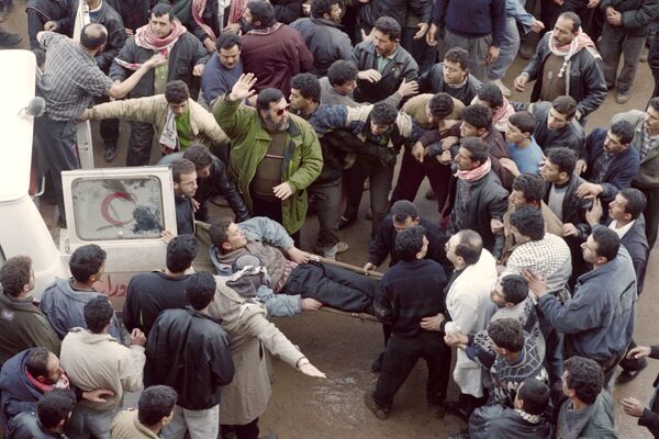 Эвакуация пострадавших во время теракта в Гробнице Патриархов. 25 февраля 1994 года Эвакуация пострадавших во время теракта в Гробнице Патриархов. 25 февраля 1994 года