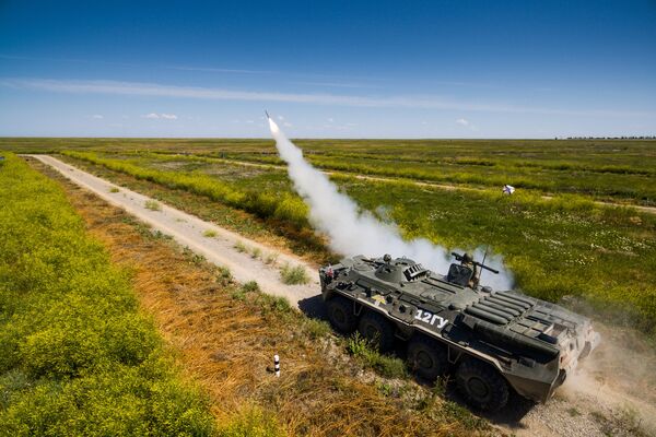 Военнослужащий производит выстрел из ПЗРК Игла во время всеармейского конкурса зенитчиков Чистое небо Военнослужащий производит выстрел из ПЗРК Игла во время всеармейского конкурса зенитчиков Чистое небо