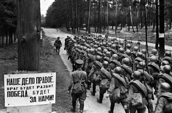 Колонны бойцов движутся на фронт. Москва. 23 июня 1941 