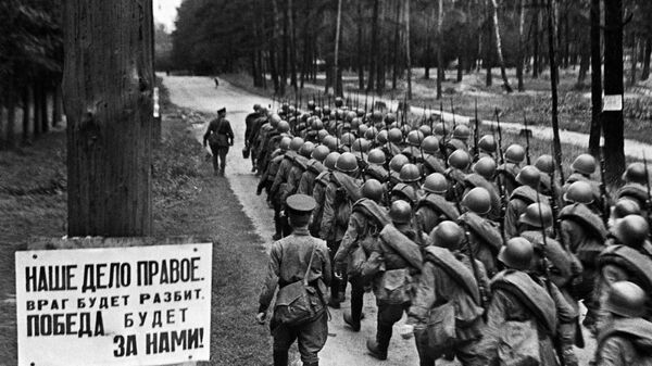 Колонны бойцов движутся на фронт. Москва. 23 июня 1941 Колонны бойцов движутся на фронт. Москва. 23 июня 1941