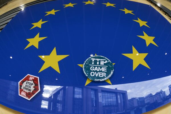 Наклейка Game over на логотипе ЕС на здании штаб-квартиры Европейского парламента в Брюсселе Наклейка Game over на логотипе ЕС на здании штаб-квартиры Европейского парламента в Брюсселе