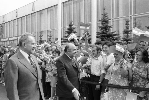 Жители Москвы приветствуют председателя Совета Министров СССР Алексея Косыгина и премьер-министра Ирана Амир Аббаса Ховейды Жители Москвы приветствуют председателя Совета Министров СССР Алексея Косыгина и премьер-министра Ирана Амир Аббаса Ховейды