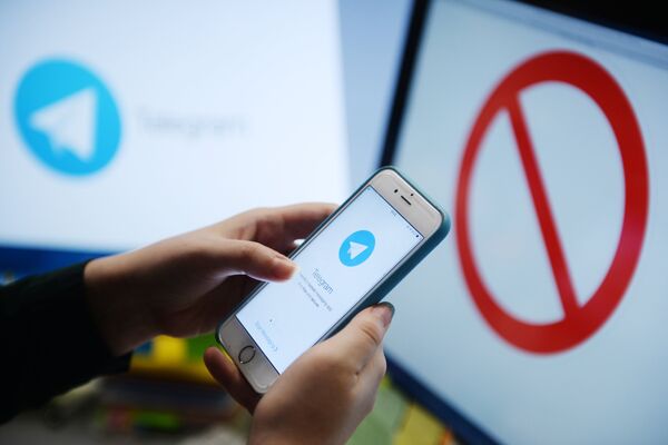 Мессенджер Telegram на экране телефона Мессенджер Telegram на экране телефона