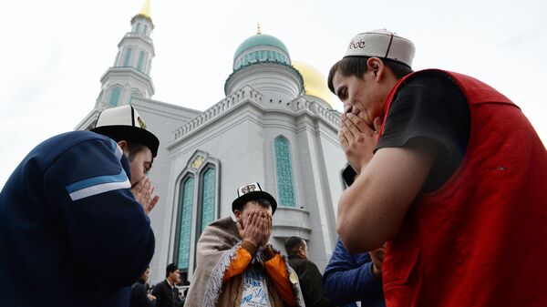 Мусульмане у Соборной мечети в Москве в день праздника Ураза-байрам. 25 июня 2017 Мусульмане у Соборной мечети в Москве в день праздника Ураза-байрам. 25 июня 2017
