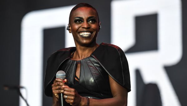 Вокалистка британской группы Morcheeba Скай Эдвардс выступает на фестивале Bosco Fresh Fest 2017 в московском музее-заповеднике Царицыно Вокалистка британской группы Morcheeba Скай Эдвардс выступает на фестивале Bosco Fresh Fest 2017 в московском музее-заповеднике Царицыно