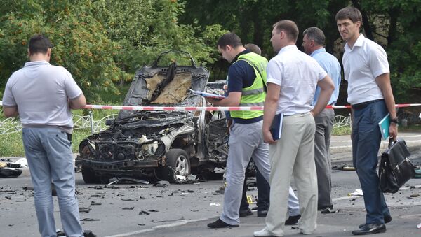Полиция и сотрудники спецслужб работают на месте взрыва автомобиля в Киеве. 27 июня 2017 Полиция и сотрудники спецслужб работают на месте взрыва автомобиля в Киеве. 27 июня 2017