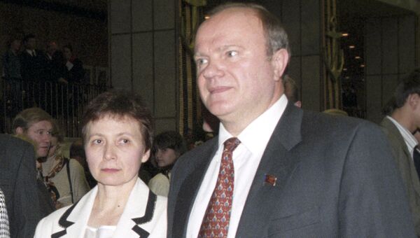 Лидер Коммунистической партии Российской Федерации (КПРФ) Геннадий Андреевич Зюганов с супругой на торжественном вечере в Государственном Кремлевском дворце, посвященном 300-летию Российской флота Лидер Коммунистической партии Российской Федерации (КПРФ) Геннадий Андреевич Зюганов с супругой на торжественном вечере в Государственном Кремлевском дворце, посвященном 300-летию Российской флота