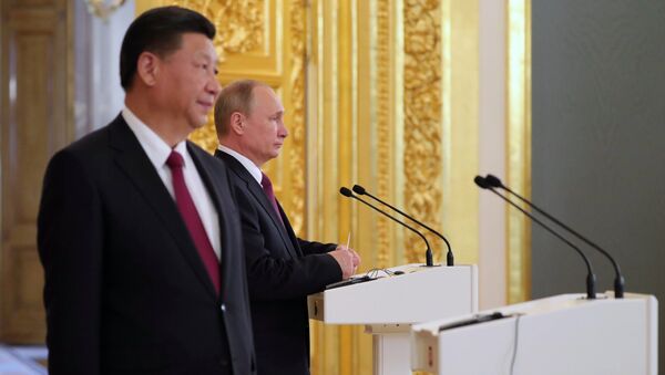 Президент РФ Владимир Путин и председатель Китайской Народной Республики Си Цзиньпин во время встречи. 4 июля 2017 Президент РФ Владимир Путин и председатель Китайской Народной Республики Си Цзиньпин во время встречи. 4 июля 2017
