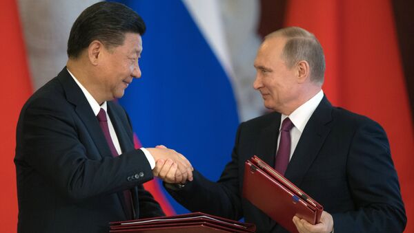 Владимир Путин и председатель Китайской Народной Республики Си Цзиньпин во время церемонии подписания документов по итогам встречи. 4 июля 2017 Владимир Путин и председатель Китайской Народной Республики Си Цзиньпин во время церемонии подписания документов по итогам встречи. 4 июля 2017