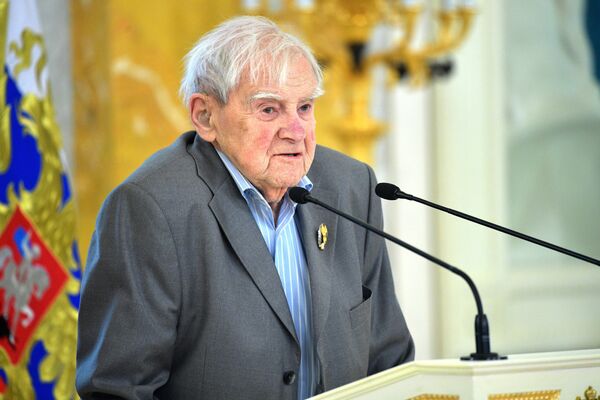 Писатель Даниил Гранин Писатель Даниил Гранин