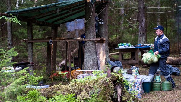 Волонтеры и поисковики ежегодно возводят на островах палаточные городки, кухни и общественные пространства Волонтеры и поисковики ежегодно возводят на островах палаточные городки, кухни и общественные пространства