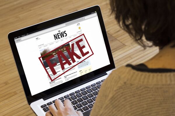 Ноутбук с открытой страницей антифейковых новостей Ноутбук с открытой страницей антифейковых новостей