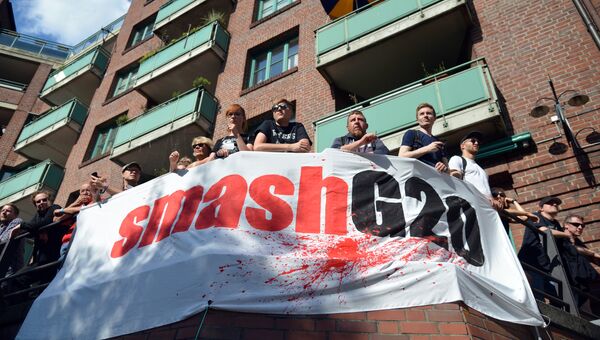 Участники акции протеста в преддверии саммита G20 в Гамбурге Участники акции протеста в преддверии саммита G20 в Гамбурге