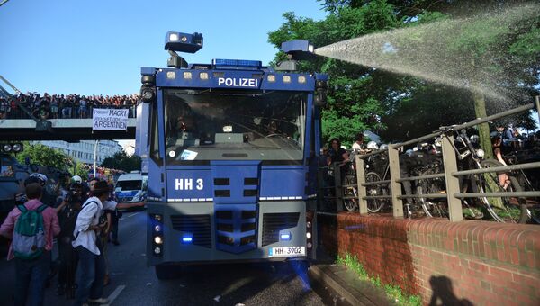 Во время акции протеста в преддверии саммита G20 в Гамбурге Во время акции протеста в преддверии саммита G20 в Гамбурге