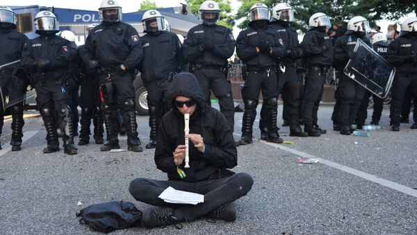 Участник акции протеста в преддверии саммита G20 в Гамбурге Участник акции протеста в преддверии саммита G20 в Гамбурге