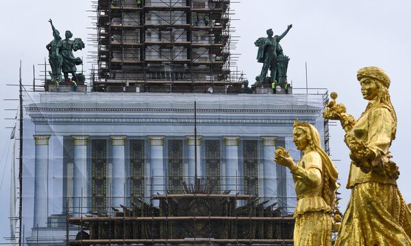 Фрагмент фонтана Дружба народов возле павильона №1 Центральный во время проведения работ по реконструкции ВДНХ Фрагмент фонтана Дружба народов возле павильона №1 Центральный во время проведения работ по реконструкции ВДНХ