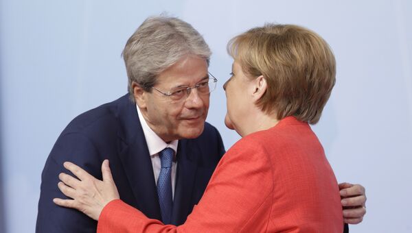 Президент Италии Паоло Джентилони и канцлер ФРГ Ангела Меркель в первый день саммита G-20 в Гамбурге Президент Италии Паоло Джентилони и канцлер ФРГ Ангела Меркель в первый день саммита G-20 в Гамбурге